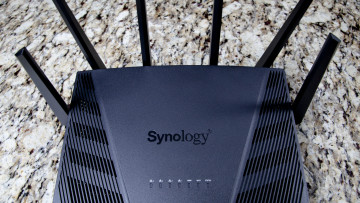 Pohled shora na router Synology RT6600ax se šesti anténami